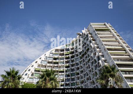 La Grande-Motte, Francia, 8 agosto 2019. Una vista della Grande Piramide. Costruito nel 1974 e progettato da Jean Balladur, alto quindici piani, questo edificio domina l'intera città. (Foto di Emeric Fohlen/NurPhoto) Foto Stock