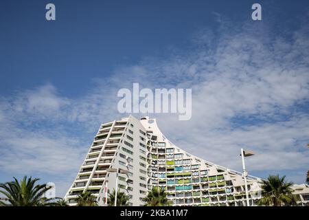 La Grande-Motte, Francia, 8 agosto 2019. Una vista della Grande Piramide. Costruito nel 1974 e progettato da Jean Balladur, alto quindici piani, questo edificio domina l'intera città. (Foto di Emeric Fohlen/NurPhoto) Foto Stock