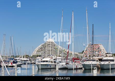 La Grande-Motte, Francia, 8 agosto 2019. La Grande Piramide dal porto. Costruito nel 1974 e progettato da Jean Balladur, alto quindici piani, questo edificio domina l'intera città. (Foto di Emeric Fohlen/NurPhoto) Foto Stock