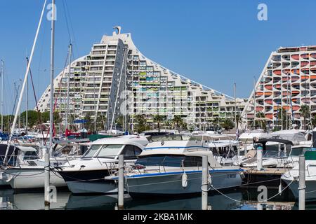 La Grande-Motte, Francia, 8 agosto 2019. La Grande Piramide dal porto. Costruito nel 1974 e progettato da Jean Balladur, alto quindici piani, questo edificio domina l'intera città. (Foto di Emeric Fohlen/NurPhoto) Foto Stock