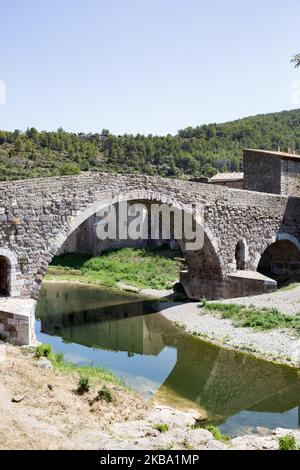 Lagrasse, Francia, 4 agosto 2019. Il Ponte dell'Abbazia sopra l'Orbieu. L'edificio è stato classificato come monumento storico nel 1907. (Foto di Emeric Fohlen/NurPhoto) Foto Stock