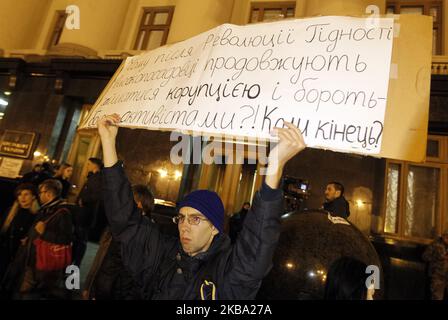 Gli ucraini partecipano a un raduno in occasione del primo anniversario di morte dell'attivista anti-corruzione Kateryna Handziuk, vicino all'Ufficio Presidenziale di Kyiv, Ucraina, il 4 novembre 2019. Centinaia di persone si sono riunite vicino all'Ufficio Presidenziale in memoria di Kateryna Handziuk chiedendo un'indagine sul suo omicidio. Kateryna Handziuk, attivista ucraino contro la corruzione, è stato gravemente ferito durante un attacco acido nei pressi della sua casa il 31 luglio 2018 e morì in ospedale il 04 novembre 2018. (Foto di Str/NurPhoto) Foto Stock