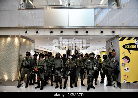 La polizia antisommossa si vede all'interno di un centro commerciale durante una protesta contro il governo nel distretto di Sha Tin a Hong Kong, in Cina. Novembre 3, 2019. I manifestanti della pro-democrazia sono stati portati per mesi nelle strade di Hong Kong per protestare contro il governo, i manifestanti hanno cinque richieste importanti, tra cui la creazione di un'inchiesta indipendente sulla condotta scorretta della polizia mentre si trattano le recenti proteste a Hong Kong, E chiedendo il suffragio universale, la polizia Riot oggi è entrata in un centro commerciale a Sha Tin e ha arrestato diverse persone. (Foto di Vernon Yuen/NurPhoto) Foto Stock