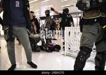 Durante una protesta contro il governo nel distretto di Sha Tin a Hong Kong, in Cina, la polizia antisommossa si vede arrestare un manifestante all'interno di un centro commerciale. Novembre 3, 2019. I manifestanti della pro-democrazia sono stati portati per mesi nelle strade di Hong Kong per protestare contro il governo, i manifestanti hanno cinque richieste importanti, tra cui la creazione di un'inchiesta indipendente sulla condotta scorretta della polizia mentre si trattano le recenti proteste a Hong Kong, E chiedendo il suffragio universale, la polizia Riot oggi è entrata in un centro commerciale a Sha Tin e ha arrestato diverse persone. (Foto di Vernon Yuen/NurPhoto) Foto Stock