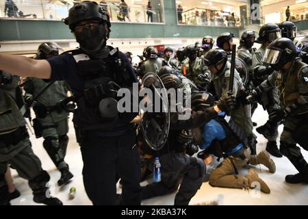 Durante una protesta contro il governo nel distretto di Sha Tin a Hong Kong, in Cina, si vede la polizia antisommossa che ha arrestato un manifestante all'interno di un centro commerciale. Novembre 3, 2019. I manifestanti della pro-democrazia sono stati portati per mesi nelle strade di Hong Kong per protestare contro il governo, i manifestanti hanno cinque richieste importanti, tra cui la creazione di un'inchiesta indipendente sulla condotta scorretta della polizia mentre si trattano le recenti proteste a Hong Kong, E chiedendo il suffragio universale, la polizia Riot oggi è entrata in un centro commerciale a Sha Tin e ha arrestato diverse persone. (Foto di Vernon Yuen/NurPhoto) Foto Stock