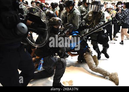 Durante una protesta contro il governo nel distretto di Sha Tin a Hong Kong, in Cina, si vede la polizia antisommossa che ha arrestato un manifestante all'interno di un centro commerciale. Novembre 3, 2019. I manifestanti della pro-democrazia sono stati portati per mesi nelle strade di Hong Kong per protestare contro il governo, i manifestanti hanno cinque richieste importanti, tra cui la creazione di un'inchiesta indipendente sulla condotta scorretta della polizia mentre si trattano le recenti proteste a Hong Kong, E chiedendo il suffragio universale, la polizia Riot oggi è entrata in un centro commerciale a Sha Tin e ha arrestato diverse persone. (Foto di Vernon Yuen/NurPhoto) Foto Stock