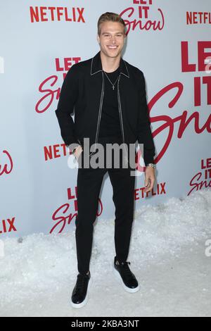 LOS ANGELES, CALIFORNIA, USA - 04 NOVEMBRE: L'attore Matthew Noszka arriva alla Los Angeles Premiere di "Let IT Snow" di Netflix, che si tiene presso il Pacific Theatres di The Grove il 4 novembre 2019 a Los Angeles, California, Stati Uniti. (Foto di Image Press Agency/NurPhoto) Foto Stock