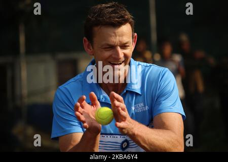 L'ex Cricketer australiano Adam Gilchrist cattura la palla durante una sessione di pratica con gli studenti della Magician Foundation India (MFI) a Mumbai, India, il 06 novembre 2019. (Foto di Himanshu Bhatt/NurPhoto) Foto Stock