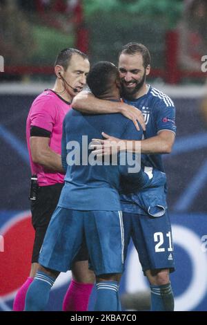 La Juventus Forward Douglas Costa (11) festeggia con la Juventus Forward Gonzalo Higuain (21) dopo aver segnato il suo gol per renderlo 1-0 durante la fase del gruppo UEFA Champions League football2match n.4 LOKOMOTIV MOSKVA - JUVENTUS il 06 novembre 2019 presso la RZD Arena di Mosca, Central Area, Russia. (Foto di Matteo Bottanelli/NurPhoto) Foto Stock