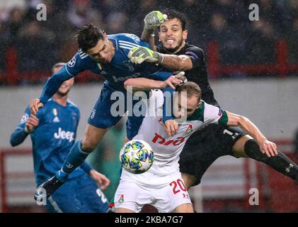 Cristiano Ronaldo di Juventus (L) e Guilherme di FC Lokomotiv Moskva vie per la palla durante la partita di UEFA Champions League D tra FC Lokomotiv Moskva e Juventus alla RZD Arena il 06 novembre 2019 a Mosca, Russia. (Foto di Igor Russak/NurPhoto) Foto Stock
