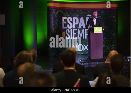 Il leader del partito VOX a Barcellona Ignacio Garriga parla ai sostenitori durante una riunione elettorale, in vista delle elezioni generali di domenica a Barcellona, in Spagna, il 6 novembre 2019. (Foto di Charlie PÃ©rez/NurPhoto) Foto Stock