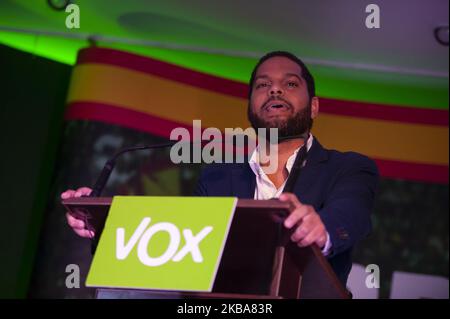 Il leader del partito VOX a Barcellona Ignacio Garriga parla ai sostenitori durante una riunione elettorale, in vista delle elezioni generali di domenica a Barcellona, in Spagna, il 6 novembre 2019. (Foto di Charlie PÃ©rez/NurPhoto) Foto Stock