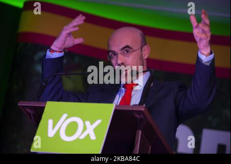 Jorge BuxadÃ©, membro del partito VOX, parla ai sostenitori durante una riunione elettorale, in vista delle elezioni generali di domenica a Barcellona, in Spagna, il 6 novembre 2019. (Foto di Charlie PÃ©rez/NurPhoto) Foto Stock