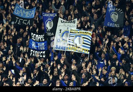 Tifosi Atalanta durante la partita di scena del gruppo UEFA Champions League Atalanta BC contro Manchester City FC allo stadio San Siro di Milano il 6 novembre 2019 (Foto di Matteo Ciambelli/NurPhoto) Foto Stock