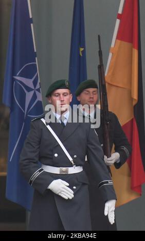 I membri del Wachbataillon hanno visto in vista dell'incontro del Cancelliere tedesco Angela Merkel con il Segretario generale della NATO Jens Stoltenberg a Berlino. Giovedì 7 novembre 2019, a Berlino, Germania. (Foto di Artur Widak/NurPhoto) Foto Stock