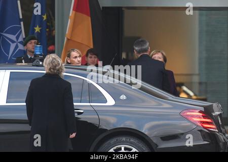 La cancelliera tedesca Angela Merkel dà il benvenuto al Segretario generale della NATO Jens Stoltenberg a Berlino. Giovedì 7 novembre 2019, a Berlino, Germania. (Foto di Artur Widak/NurPhoto) Foto Stock