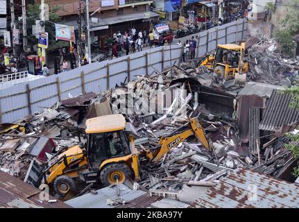 Una spinta di sfratto da amministrazione sulle case illegali, a Nayanpur in Guwahati, Assam, India il giovedì, 7 novembre 2019. (Foto di David Talukdar/NurPhoto) Foto Stock