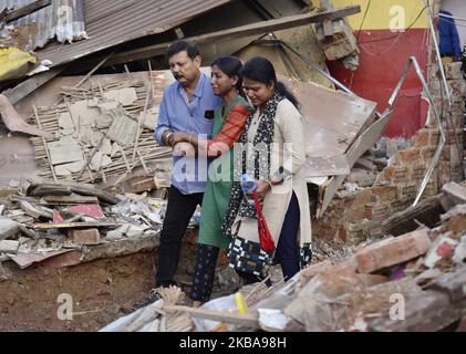 Donna singhiozzi dopo aver dovuto affrontare un'unità di sfratto da parte dell'amministrazione, a Nayanpur in Guwahati, Assam, India il Giovedi, 7 novembre 2019. (Foto di David Talukdar/NurPhoto) Foto Stock