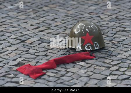 Un casco russo KGB/Stasi visto di fronte alla porta di Brandeburgo a Berlino, appena due giorni prima del prossimo 30th° anniversario della caduta del muro di Berlino. Il muro di Berlino divise la capitale tedesca dal 1961 al 1989. Il Checkpoint Charlie era un punto di attraversamento principale del Muro dal settore americano a Berlino Ovest al settore russo a Berlino Est. Giovedì 7 novembre 2019, a Berlino, Germania. (Foto di Artur Widak/NurPhoto) Foto Stock