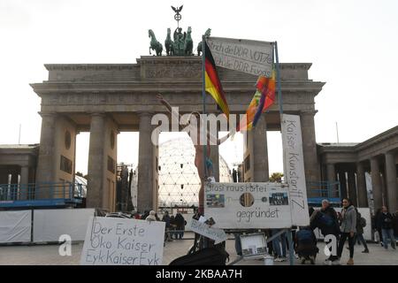 Artista di strada/attivista di fronte alla porta di Brandeburgo a Berlino, a soli due giorni dal prossimo 30th° anniversario della caduta del muro di Berlino. Il muro di Berlino divise la capitale tedesca dal 1961 al 1989. Il Checkpoint Charlie era un punto di attraversamento principale del Muro dal settore americano a Berlino Ovest al settore russo a Berlino Est. Giovedì 7 novembre 2019, a Berlino, Germania. (Foto di Artur Widak/NurPhoto) Foto Stock