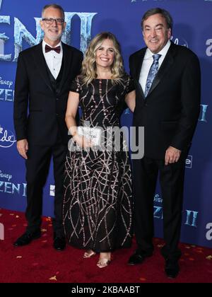 HOLLYWOOD, LOS ANGELES, CALIFORNIA, USA - 07 NOVEMBRE: Chris Buck, Jennifer Lee e Peter del Vecho arrivano alla prima mondiale del "Frozen 2" Disney che si tiene al Dolby Theatre il 7 novembre 2019 a Hollywood, Los Angeles, California, Stati Uniti. (Foto di Xavier Collin/Image Press Agency/NurPhoto) Foto Stock