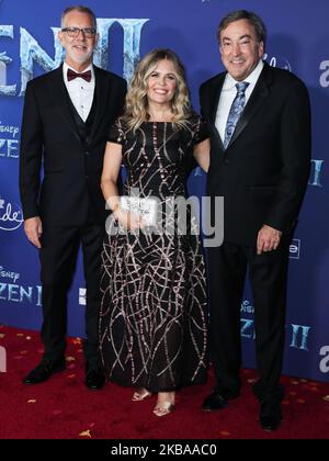 HOLLYWOOD, LOS ANGELES, CALIFORNIA, USA - 07 NOVEMBRE: Chris Buck, Jennifer Lee e Peter del Vecho arrivano alla prima mondiale del "Frozen 2" Disney che si tiene al Dolby Theatre il 7 novembre 2019 a Hollywood, Los Angeles, California, Stati Uniti. (Foto di Xavier Collin/Image Press Agency/NurPhoto) Foto Stock