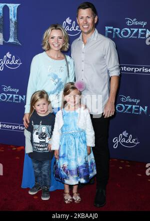 HOLLYWOOD, LOS ANGELES, CALIFORNIA, USA - 07 NOVEMBRE: Hutton Michael Cameron, Beverley Mitchell, Kenzie Cameron e Michael Cameron arrivano alla prima mondiale del "Frozen 2" Disney che si tiene al Dolby Theatre il 7 novembre 2019 a Hollywood, Los Angeles, California, Stati Uniti. (Foto di Xavier Collin/Image Press Agency/NurPhoto) Foto Stock