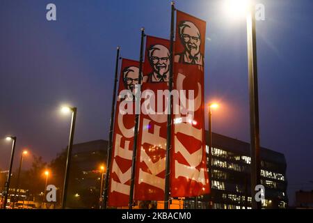 I loghi KFC sono visti sulle bandiere vicino al ristorante a Cracovia, in Polonia, il 8 2019 novembre. (Foto di Jakub Porzycki/NurPhoto) Foto Stock