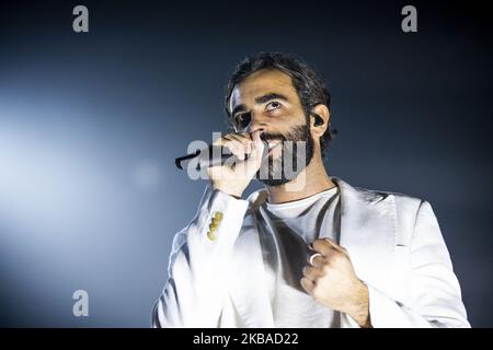 Il cantante e cantautore italiano Marco Mengoni suona dal vivo al Mediolanum Forum il 8 novembre 2019 a Milano. (Foto di Roberto Finizio/NurPhoto) Foto Stock
