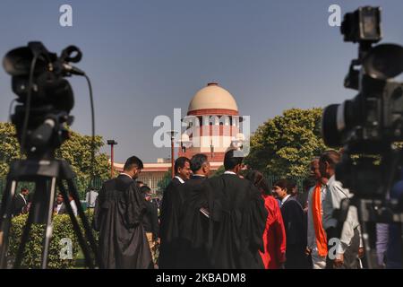 Gli avvocati aspettano al di fuori della corte suprema dell'india durante il verdetto Ayodha il 09 novembre 2019 a Nuova Delhi india (Foto di Nasir Kachroo/NurPhoto) Foto Stock