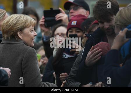 Angela Merkel, cancelliere tedesco, incontra i membri del pubblico al di fuori del Memoriale del Muro di Berlino a Bernauer Strasse durante una cerimonia di commemorazione per il 30th° anniversario della caduta del Muro di Berlino. Sabato 9 novembre 2019 a Berlino, Germania. (Foto di Artur Widak/NurPhoto) Foto Stock