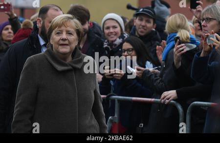 Angela Merkel, cancelliere tedesco, incontra i membri del pubblico al di fuori del Memoriale del Muro di Berlino a Bernauer Strasse durante una cerimonia di commemorazione per il 30th° anniversario della caduta del Muro di Berlino. Sabato 9 novembre 2019 a Berlino, Germania. (Foto di Artur Widak/NurPhoto) Foto Stock