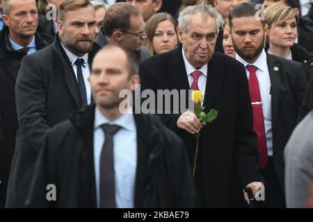 Milos Zeman (Centro destra), Presidente della Repubblica Ceca, arriva alla cerimonia di commemorazione del 30th° anniversario della caduta del Muro di Berlino, al Memoriale del Muro di Berlino a Bernauer Strasse a Berlino. Sabato 9 novembre 2019 a Berlino, Germania. (Foto di Artur Widak/NurPhoto) Foto Stock