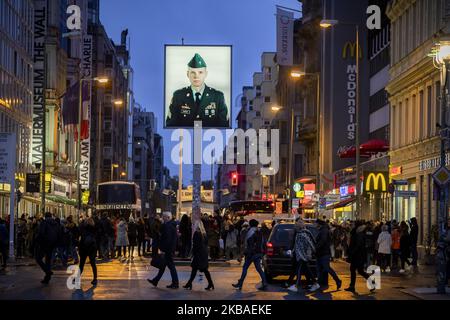 I turisti visitano il Checkpoint Charlie a Berlino, in Germania, il 9 novembre 2019. Berlino celebra oggi il 30th° anniversario della caduta del muro. (Foto di Emmanuele Contini/NurPhoto) Foto Stock