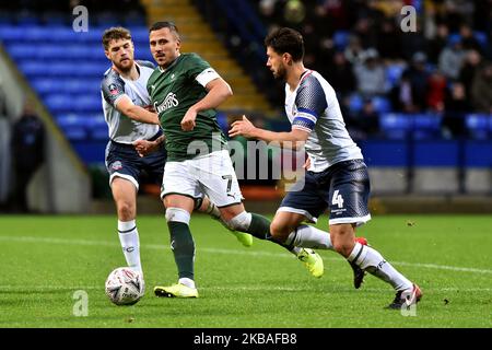 Jason Lowe di Bolton e Antoni Sarcevic di Plymouth in azione durante la partita della fa Cup tra Bolton Wanderers e Plymouth Argyle al Reebok Stadium di Bolton sabato 9th novembre 2019. (Foto di Eddie Garvey /MI News/NurPhoto) Foto Stock