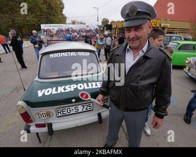 Bulgaro e Germania gli appassionati di automobili Trabant partecipano alla riunione dei piloti Trabant, che fa parte della celebrazione del 30° anniversario della caduta della vettura del muro di Berlino nella città di Pavel Banya, ad est della capitale bulgara Sofia, sabato, novembre, 9, 2019. Il Trabant o soprannominato Trabi anche, è la prima piccola auto della Germania dell'Est realizzata con un corpo in plastica e alimentata da un motore a due tempi che è ancora popolare tra molti fan in tutta Europa. (Foto di Petar Petrov/Impact Press Group/NurPhoto) Foto Stock