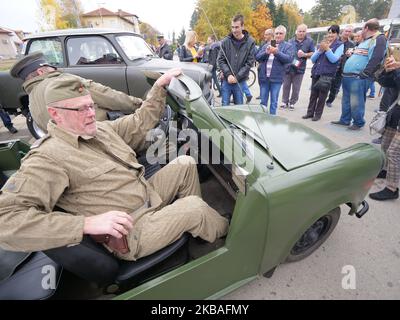 Bulgaro e Germania gli appassionati di automobili Trabant partecipano alla riunione dei piloti Trabant, che fa parte della celebrazione del 30° anniversario della caduta della vettura del muro di Berlino nella città di Pavel Banya, ad est della capitale bulgara Sofia, sabato, novembre, 9, 2019. Il Trabant o soprannominato Trabi anche, è la prima piccola auto della Germania dell'Est realizzata con un corpo in plastica e alimentata da un motore a due tempi che è ancora popolare tra molti fan in tutta Europa. (Foto di Petar Petrov/Impact Press Group/NurPhoto) Foto Stock