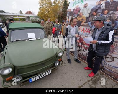 Bulgaro e Germania gli appassionati di automobili Trabant partecipano alla riunione dei piloti Trabant, che fa parte della celebrazione del 30° anniversario della caduta della vettura del muro di Berlino nella città di Pavel Banya, ad est della capitale bulgara Sofia, sabato, novembre, 9, 2019. Il Trabant o soprannominato Trabi anche, è la prima piccola auto della Germania dell'Est realizzata con un corpo in plastica e alimentata da un motore a due tempi che è ancora popolare tra molti fan in tutta Europa. (Foto di Petar Petrov/Impact Press Group/NurPhoto) Foto Stock