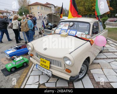 Bulgaro e Germania gli appassionati di automobili Trabant partecipano alla riunione dei piloti Trabant, che fa parte della celebrazione del 30° anniversario della caduta della vettura del muro di Berlino nella città di Pavel Banya, ad est della capitale bulgara Sofia, sabato, novembre, 9, 2019. Il Trabant o soprannominato Trabi anche, è la prima piccola auto della Germania dell'Est realizzata con un corpo in plastica e alimentata da un motore a due tempi che è ancora popolare tra molti fan in tutta Europa. (Foto di Petar Petrov/Impact Press Group/NurPhoto) Foto Stock