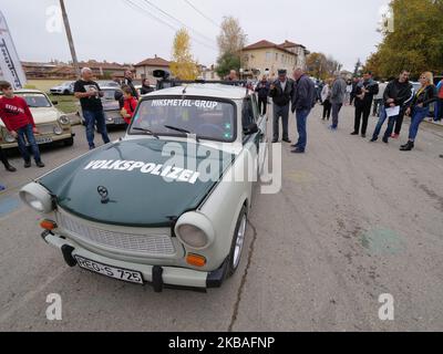 Bulgaro e Germania gli appassionati di automobili Trabant partecipano alla riunione dei piloti Trabant, che fa parte della celebrazione del 30° anniversario della caduta della vettura del muro di Berlino nella città di Pavel Banya, ad est della capitale bulgara Sofia, sabato, novembre, 9, 2019. Il Trabant o soprannominato Trabi anche, è la prima piccola auto della Germania dell'Est realizzata con un corpo in plastica e alimentata da un motore a due tempi che è ancora popolare tra molti fan in tutta Europa. (Foto di Petar Petrov/Impact Press Group/NurPhoto) Foto Stock