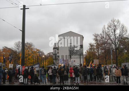 Un gruppo di attivisti durante una protesta a sostegno di manifestazioni a favore della democrazia a Hong Kong in un luogo in cui un tempo il muro di Berlino si trovava a Bernauer Strasse nel 30th° anniversario della caduta del muro di Berlino . Sabato 9 novembre 2019 a Berlino, Germania. (Foto di Artur Widak/NurPhoto) Foto Stock