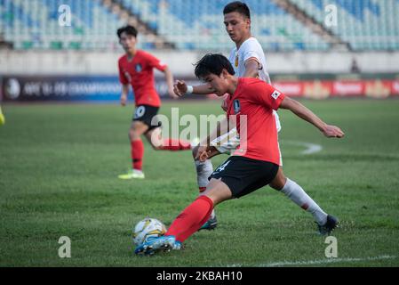 Subi Abulimiti della Cina P.R e Kwon Sungyun della Repubblica di Corea in azione durante il Campionato AFC U-19 2020 qualificatori partita di calcio tra la Repubblica di Corea e Cina P.R a Yangon, Myanmar il 10 novembre 2019. (Foto di Shwe Paw Mya Tin/NurPhoto) Foto Stock