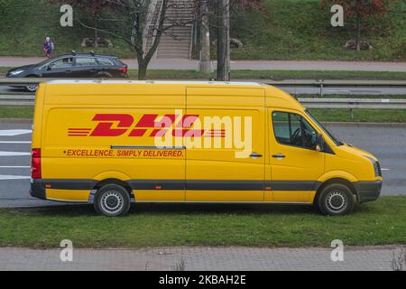 DHL (DHL International GmbH - Deutsche Post DHL ) Volkswagen Crafter furgone parcheggiato su un prato vicino alla strada durante la consegna pacchi è visto a Danzica, Polonia il 7 novembre 2019 (Foto di Michal Fludra/NurPhoto) Foto Stock