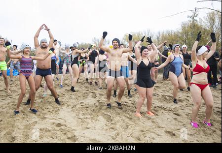 Persone che prendono un bagno nel freddo fiume Vistola, a Varsavia, Polonia, il 10 novembre 2019. (Foto di Krystian Dobuszynski/NurPhoto) Foto Stock