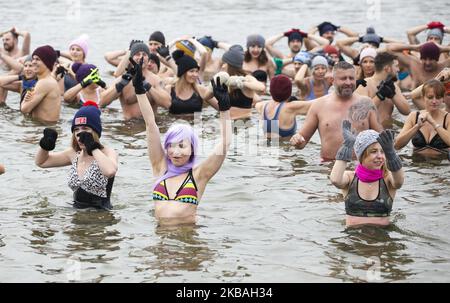 Persone che prendono un bagno nel freddo fiume Vistola, a Varsavia, Polonia, il 10 novembre 2019. (Foto di Krystian Dobuszynski/NurPhoto) Foto Stock