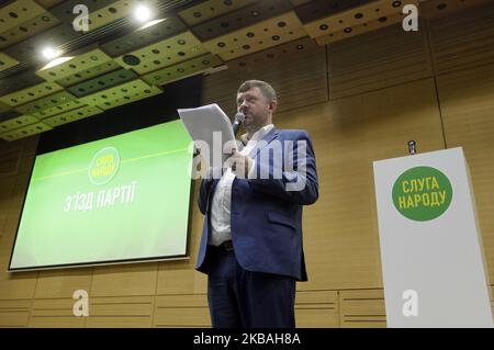 Oleksandr Kornienko, appena eletto capo del partito politico ''Servant of the People'', interviene durante il congresso del partito a Kiev, in Ucraina, il 10 novembre 2019. Oleksandr Kornienko è stato eletto nuovo capo del partito al congresso del partito. (Foto di Str/NurPhoto) Foto Stock