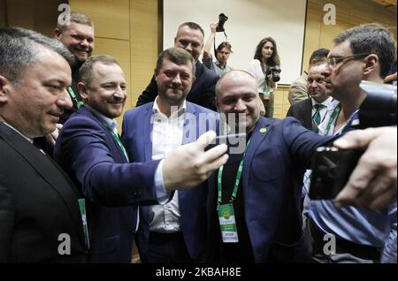 I partecipanti prendono un selfie con il nuovo capo del partito politico ''Servo del popolo'' Oleksandr Kornienko (C) dopo il congresso del partito politico ''Servo del popolo'' a Kyiv, Ucraina, il 10 novembre 2019. Oleksandr Kornienko è stato eletto nuovo capo del partito al congresso del partito. (Foto di Str/NurPhoto) Foto Stock