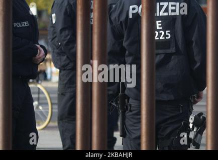 I membri della polizia tedesca sono stati visti al Memoriale del Muro di Berlino a Bernauer Strasse, alla vigilia del prossimo 30th° anniversario della caduta del Muro di Berlino. Venerdì 9 novembre 2019 a Berlino, Germania. (Foto di Artur Widak/NurPhoto) Foto Stock