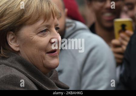 Angela Merkel, cancelliere tedesco, incontra i membri del pubblico al di fuori del Memoriale del Muro di Berlino a Bernauer Strasse durante una cerimonia di commemorazione per il 30th° anniversario della caduta del Muro di Berlino. Sabato 9 novembre 2019 a Berlino, Germania. (Foto di Artur Widak/NurPhoto) Foto Stock