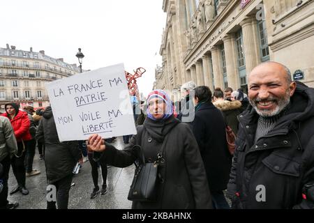 La donna ha un cartello con la scritta "Francia, il mio paese, il mio velo, la mia libertà » mentre partecipa a una marcia vicino alla Gare du Nord, a Parigi per protestare contro l'islamofobia, il 10 novembre 2019. (Foto di Michel Stoupak/NurPhoto) Foto Stock